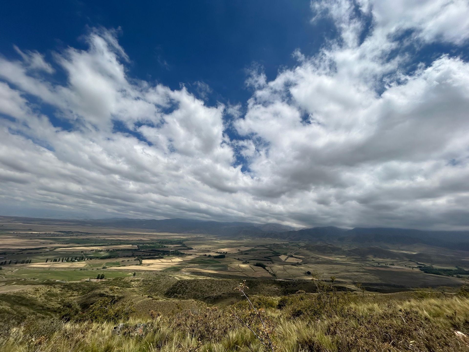 Toma aérea de un valle con nubes