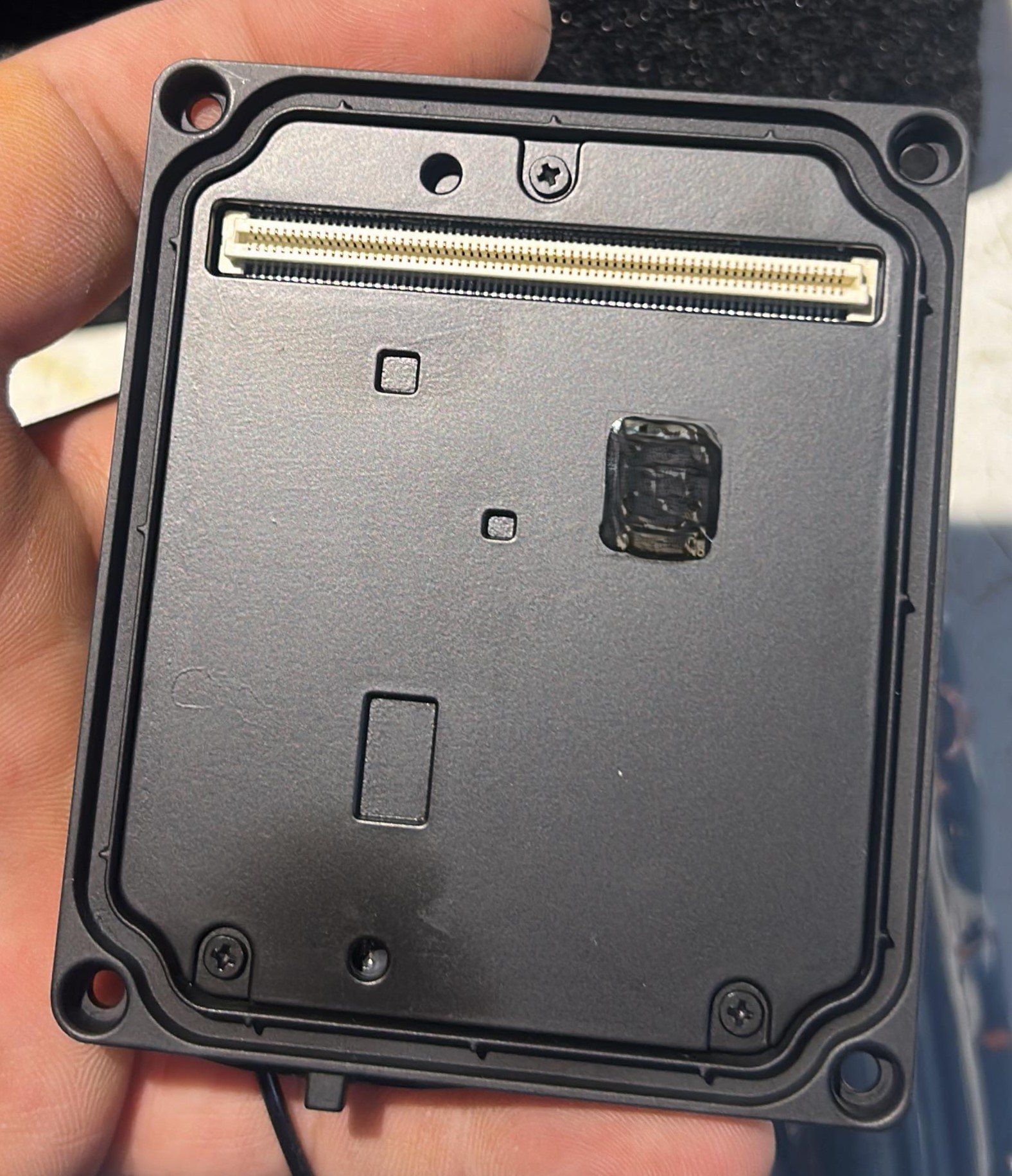 Placa de repuesto de un dron, en la mano de un técnico