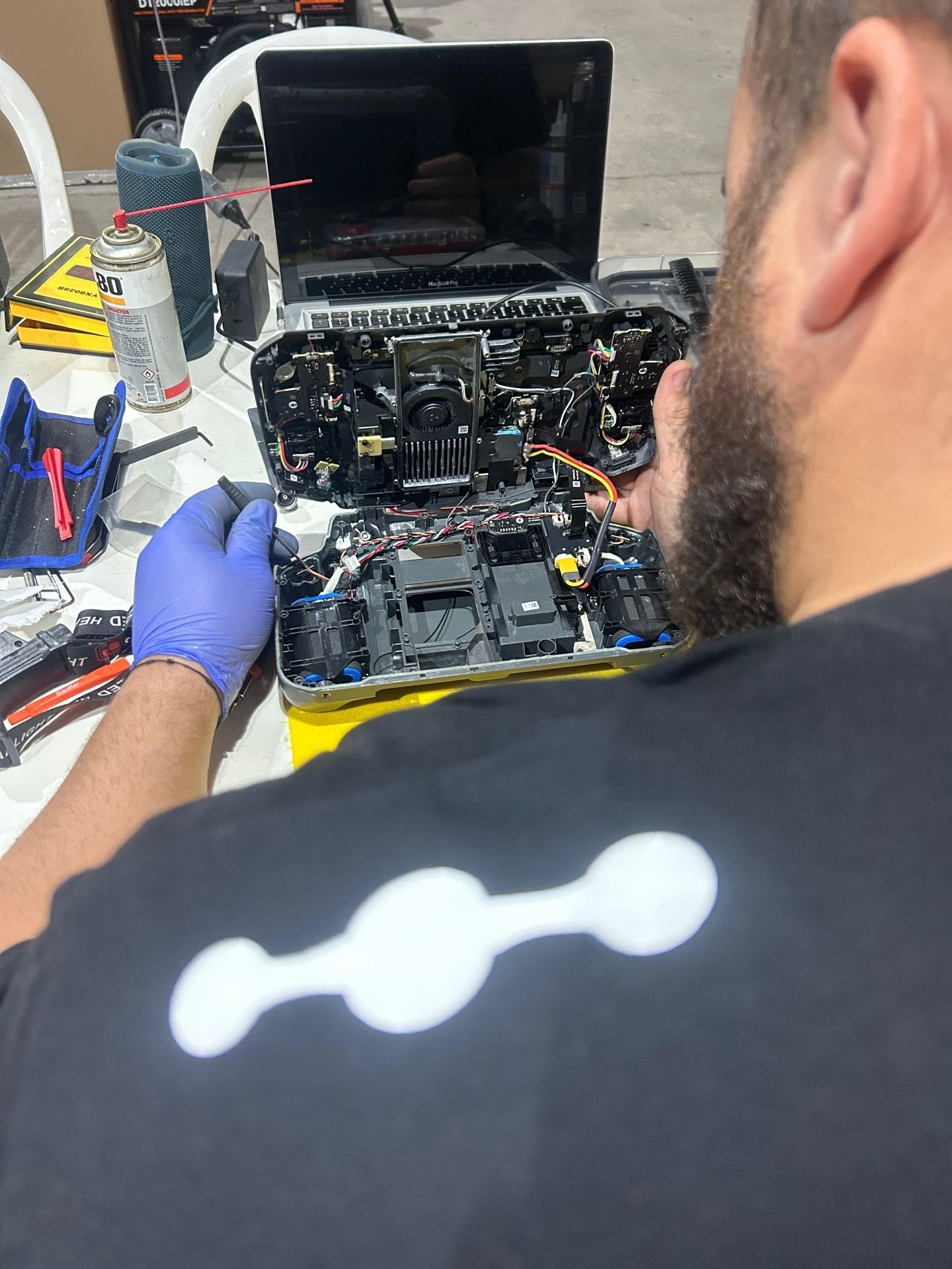 Técnico de Smart Growth haciendo un diagnóstico con la computadora