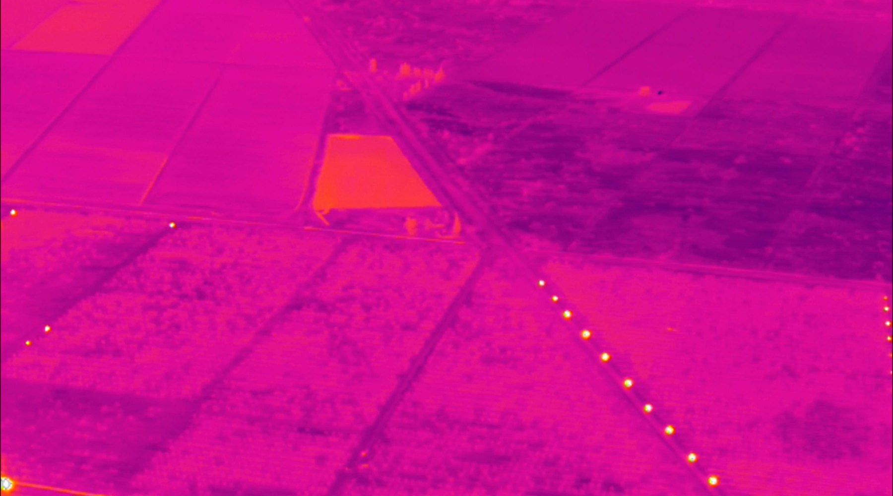 Imagen térmica aérea de un parque de paneles solares